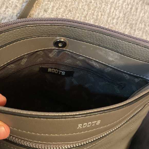 VGUC Roots grey crossbody bag (7 x 10.5 inches) - Picture 4 of 4